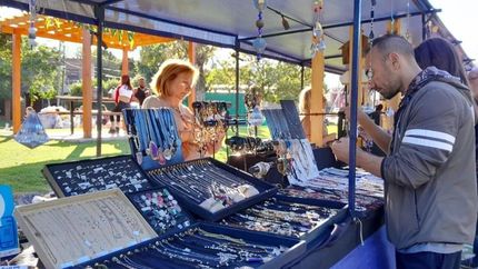 El paseo de compras incluye espectáculos gratuitos de artistas locales. El paseo de compras incluye espectáculos gratuitos de artistas locales.