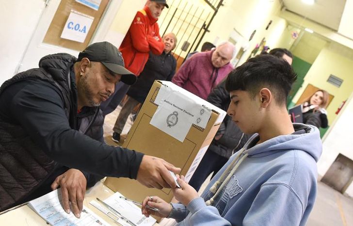 Lucas debió esperar para votar ya que la mesa estuvo demorada por la falta de un presidente de mesa.