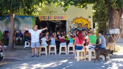 La entrega de mochilas con útiles se hizo en el Comedor Las Tejedoras por parte del nuevo proyecto Travesías de Lomas.