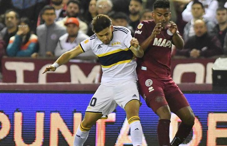 Romero y Loaiza chocan en busca del balón.