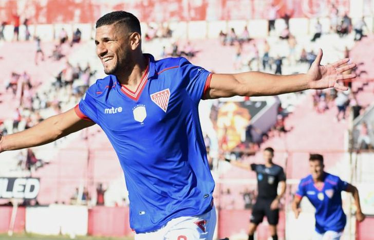 Gastón Martínez celebra el segundo gol del Milrayitas.