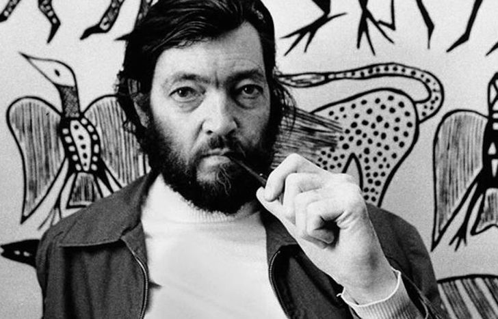 La placa en homenaje al escritor fue hecha en 2000 y se reconstruyó para poder ser emplazada nuevamente.