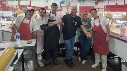 David junto a distintos empleados de la carnicería. Su labor es fundamental para los vecinos del barrio. David junto a distintos empleados de la carnicería. Su labor es fundamental para los vecinos del barrio.