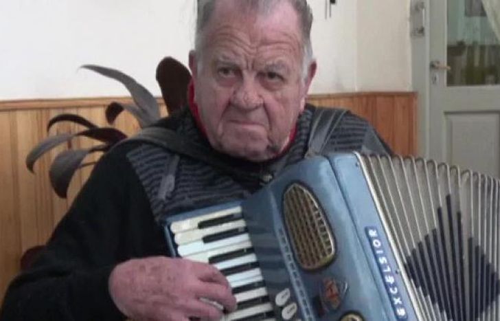 Cacho y el acordeón. Como dos amigos, inseparables.