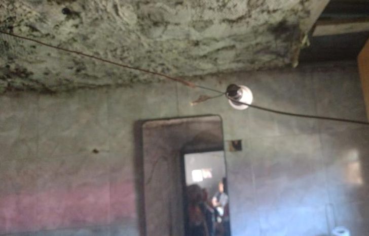 El portalámparas con el que se habría electrocutado la víctima.