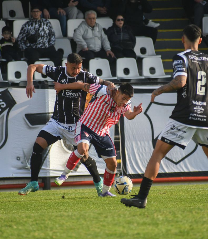 All Boys y Los Andes no se sacan diferencias en Floresta.