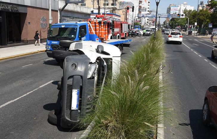 En medio de la avenida Hipólito Yrigoyen.