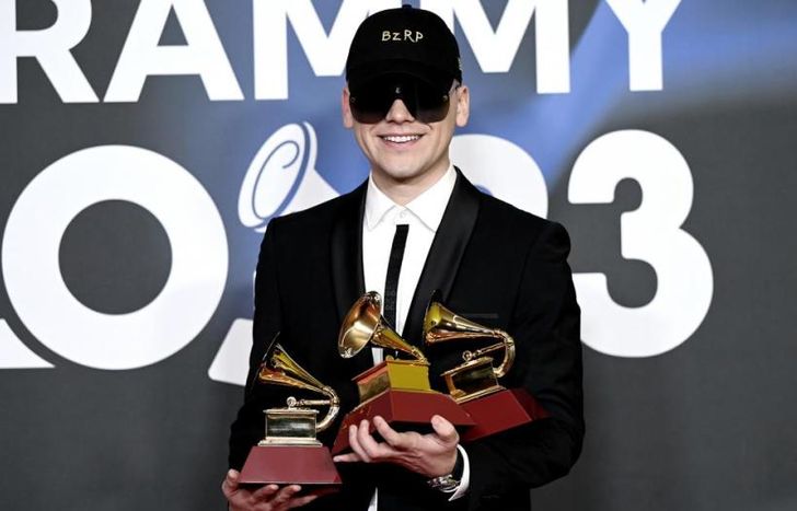 Bizarrap con sus premios.