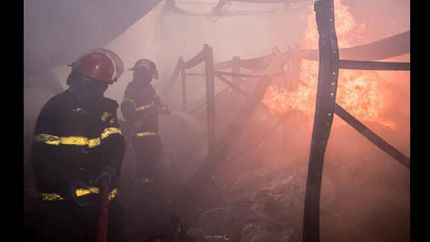 El incendio se habría producido como consecuencia de una vela encendida, ya que por esas horas el servicio de energía eléctrica estaba interrumpido en el inmueble.