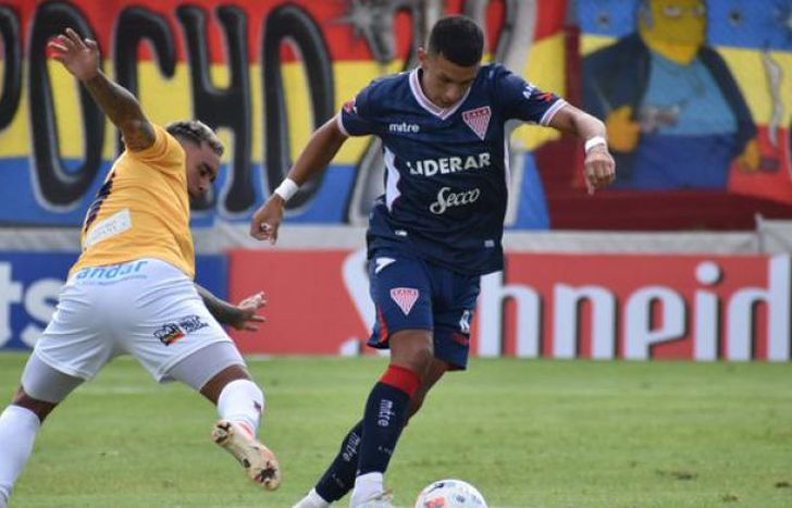 Enzo López encabeza un ataque de Los Andes.