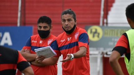 El técnico Salomón da indicaciones al plantel. El técnico Salomón da indicaciones al plantel.