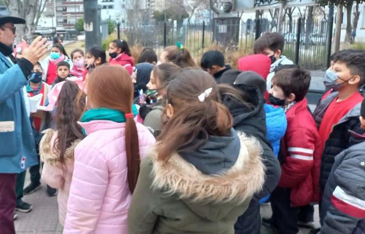 Aníbal Manzi, frente a la atenta mirada de los chicos.