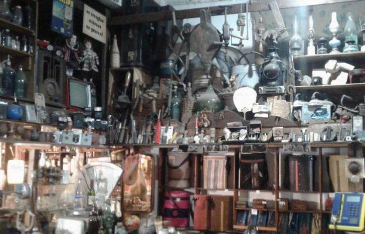 Distintos objetos añejos se pueden observar en el lugar.