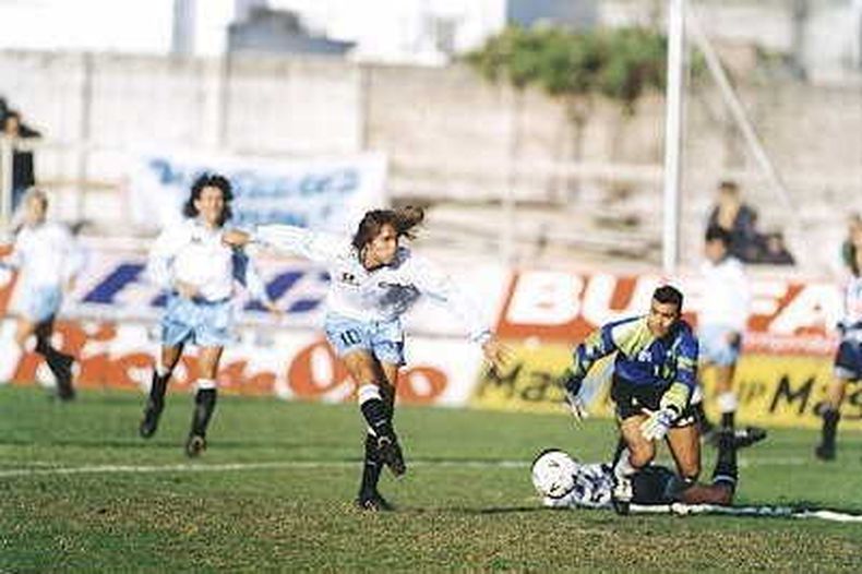 Ariel Paolorossi toca al gol, lo sufre Alejandro Otamendi. 