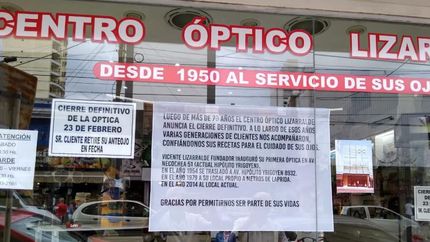 En la vidriera hay carteles anunciando el cierre.