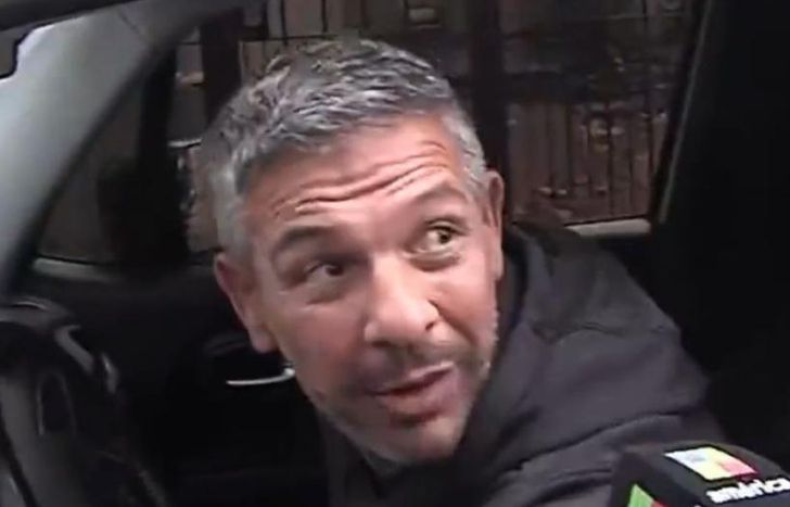 Fue abordado en la puerta de su casa.