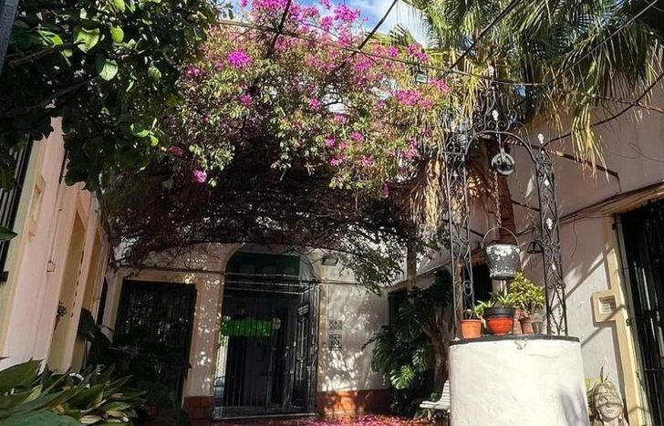 La antigua casona está ubicada en la avenida Almirante Brown 2163.