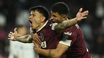 Bou, autor del gol, festeja con Aquino.