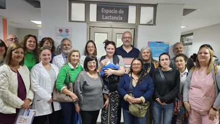 La leche la reciben congelada.