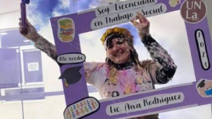 Los festejos, tras aprobar el último final de la carrera.