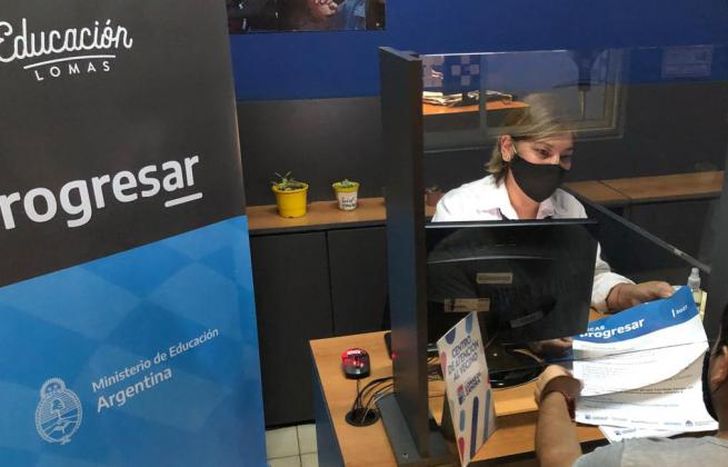 Los jóvenes inscribiéndose al programa.