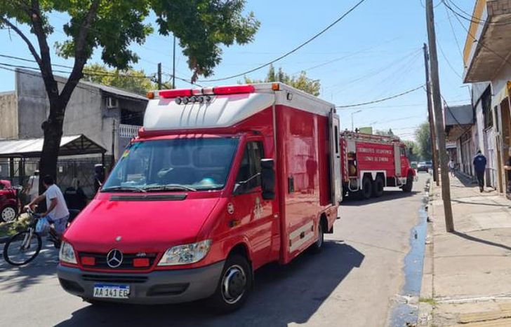Dos dotaciones y ocho bomberos trabajaron en el lugar.