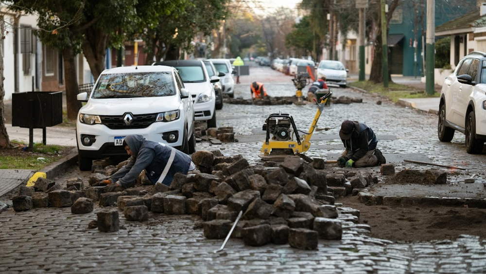 Los adoquinadores de Lomas, guardianes del patrimonio histórico urbano.