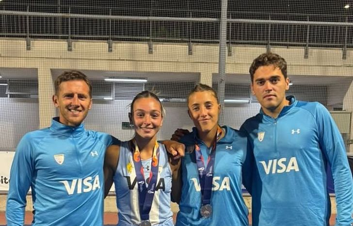 Vila y Martins, junto a dos Leoncitas.