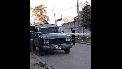 el hombre estaba trabajando con su camión cuando fue atacado.