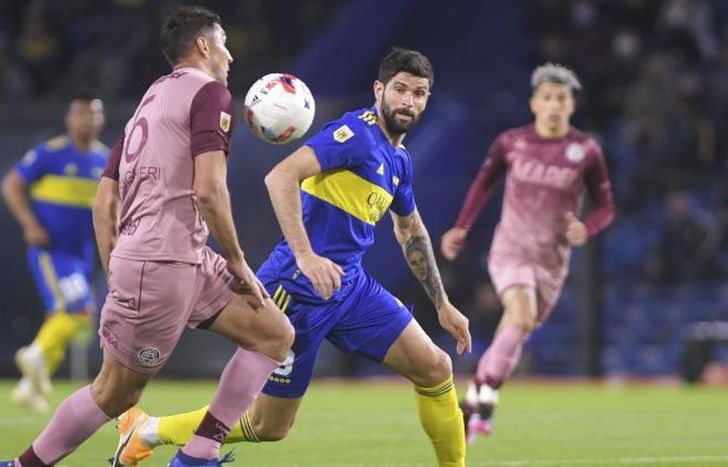La pelota sin dueño ante las miradas de Braghieri y Orsini.