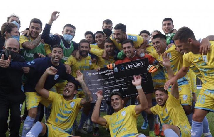 El plantel celebra con el cheque en su poder.