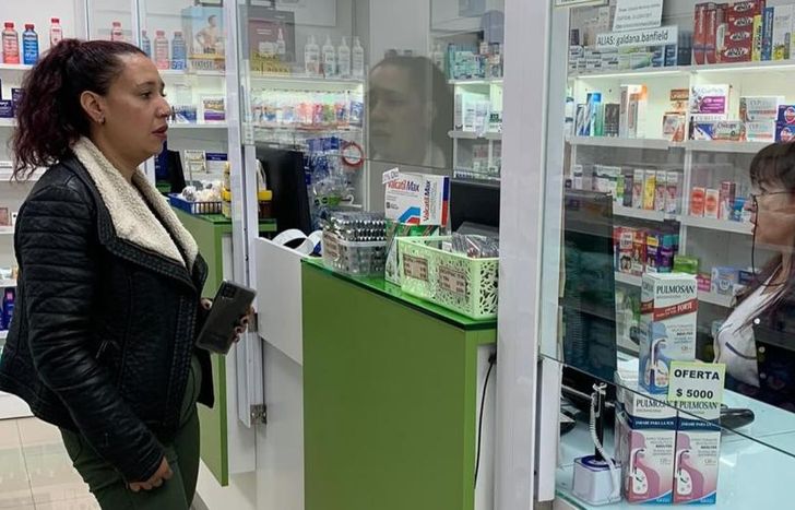 Todas las farmacias que forman parte del programa tienen stickers verdes en sus vidrieras.