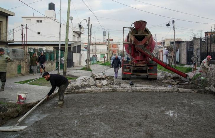 Bacheos en hormigón sobre la calle Vucetich, de Budge.