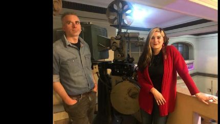 Rosario Sánchez y Facundo Gauna, posando junto a un histórico.