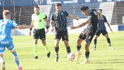 Valdez remate pese a la presencia de Souto. Valdez remate pese a la presencia de Souto.