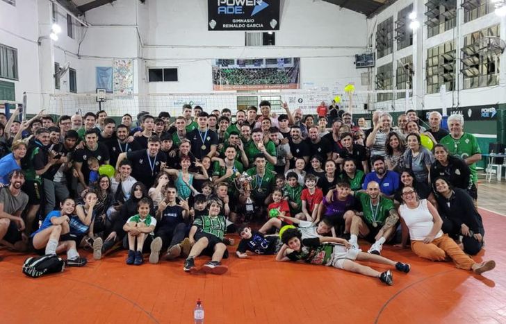 Los campeones y allegados en el festejo por el título.