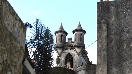 El castillo asoma en el horizonte lomense.