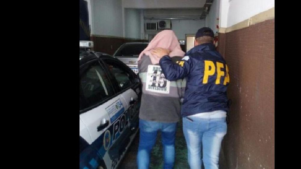 Lanús: tenía un vivero de marihuana en su casa y lo detuvieron