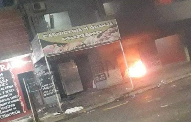 El momento en el que aún ardía el fuego en la casa del acusado.