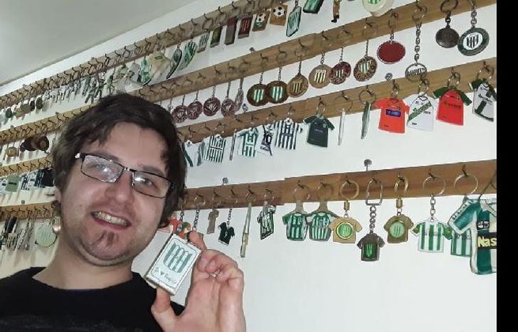 Un pasillo de su casa recopila gran parte de la colección.