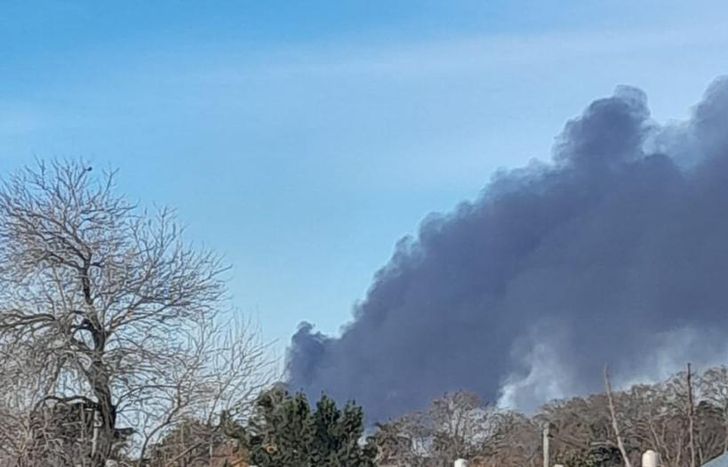 La inmensa nube de humo pudo verse desde distintas partes de Lomas.