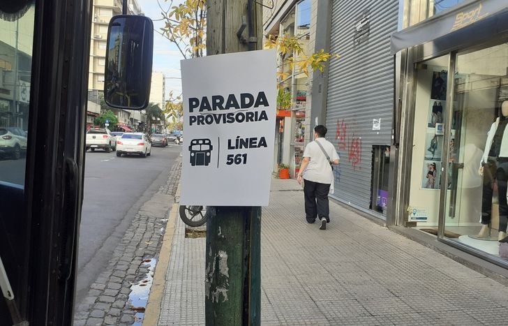 En el centro de Lomas habilitaron paradas provisorias de colectivos.