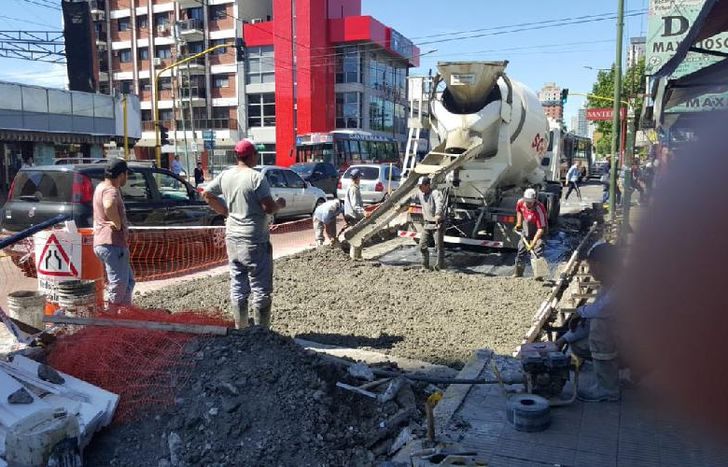 se llevaron a cabo arreglos con hormigón en los cruces de la Alsina con Fonrouge, Balcarce y Ayacucho.