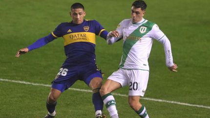 Joel Soñora y Ezequiel Fernández se disputan el balón.