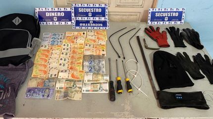 Dinero robado y herramientas usadas por los delincuentes.