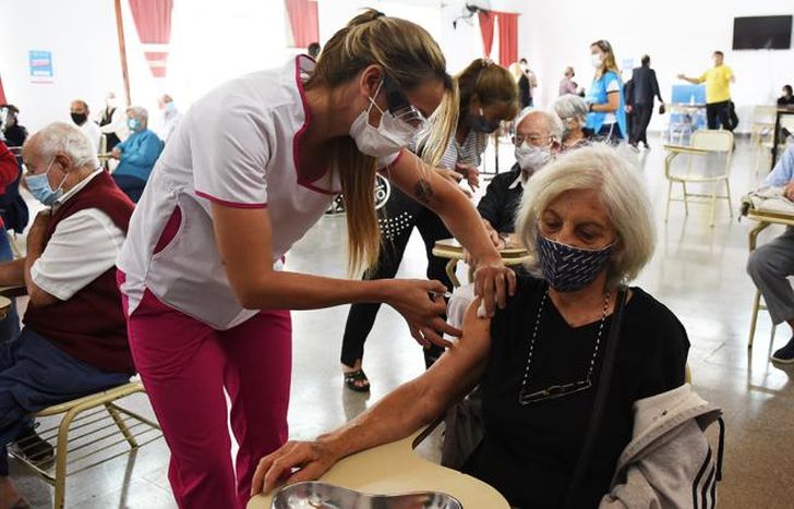 La vacunación fue la clave para el descenso de fallecimientos.