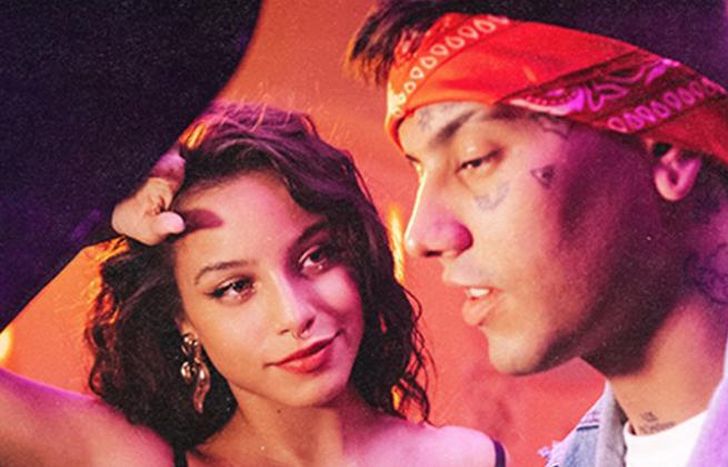 El clip está ambientado en los 80.