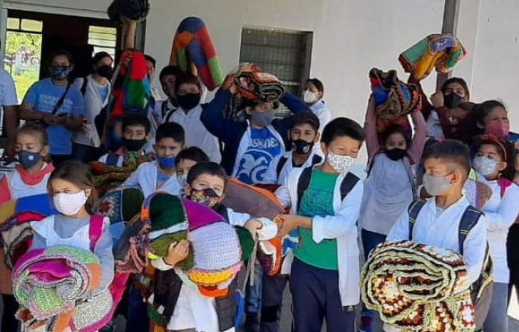 Los chicos de Chaco recibiendo parte de las donaciones.