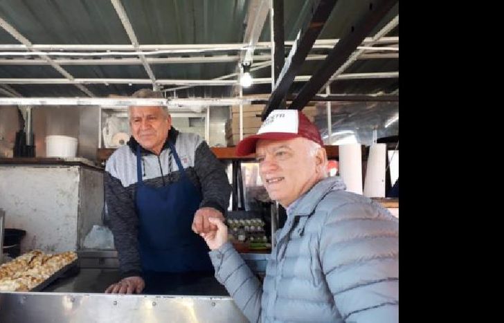 en diálogo con los vecinos.