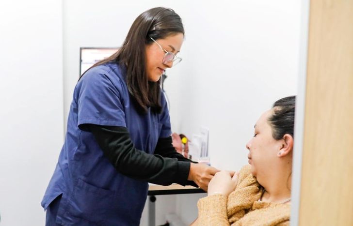 La vacuna está indicada para las embarazadas entre la semana 32 y 35 de gestación.